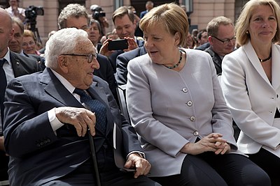 Who has Henry Kissinger had a romantic relationship with?