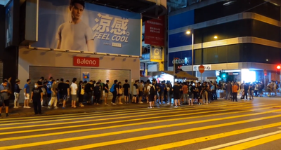 How many meters long were the queues to buy Apple Daily's final print edition?