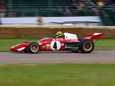 How is Bruno's Senna's helmet colour scheme?