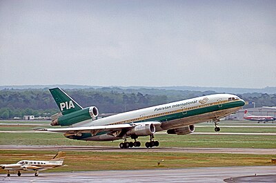 Which aircraft did Pakistan International Airlines become the launch customer for in 2004?