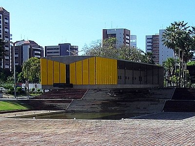 What is the name of the largest urban park in Fortaleza?