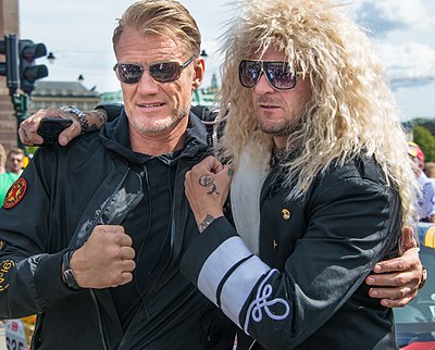 Who convinced Dolph Lundgren to leave his scholarship at MIT and move to New York to begin acting?