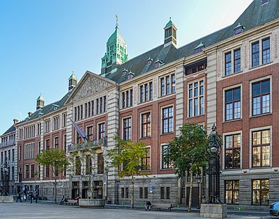 Which city houses Euronext's corporate headquarters?