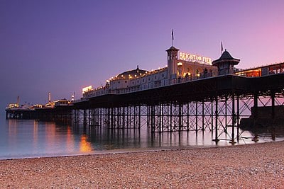 What is the name of the popular shopping area in Brighton known for its narrow streets and independent shops?