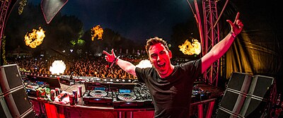 Which hit song is Hardwell known for bootlegging in 2009?