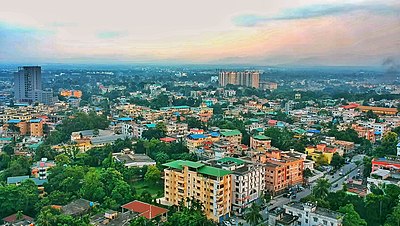 Which district capital does Siliguri form "Twin Cities" with?