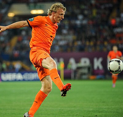 How much was Kuyt's transfer fee to Feyenoord?