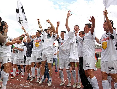 Which tier of the Romanian league system does FC Universitatea Cluj compete in?