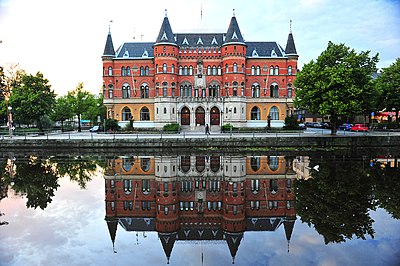 Which Swedish plain is Örebro situated by?