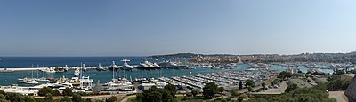 Which popular beach town is part of the Antibes commune?