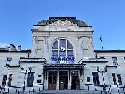 What was Tarnów's status from 1975 to 1998?