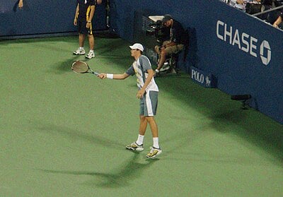Which hand does John Isner use to play tennis?