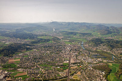 What is the primary geographical feature of Aarau's location?