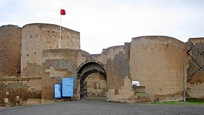 What type of fortifications distinguished Ani from other contemporary urban centers?