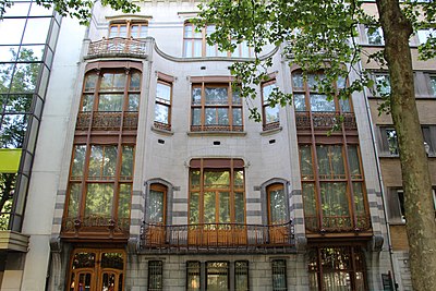 Which architect did Victor Horta directly influence with his curving, stylized vegetal forms?
