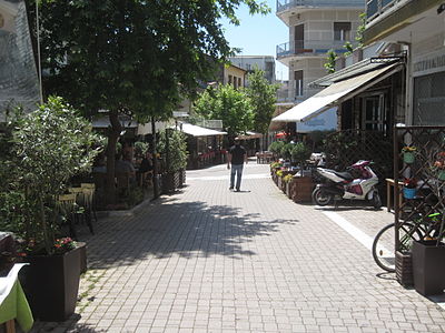 Which two cities is Larissa linked to by road and rail, besides Volos?