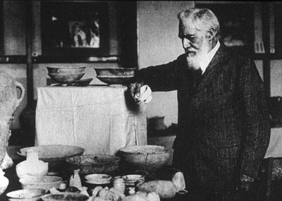 What is considered as Flinders Petrie's most famous discovery?