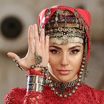 What style does Sirusho's "PreGomesh" jewelry embody?