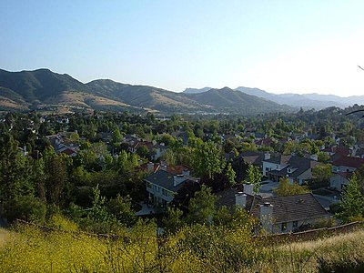 Which major city is northwest of Agoura Hills?