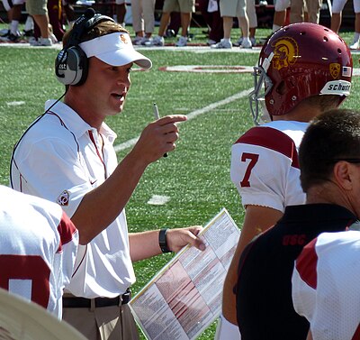Who was Lane Kiffin an offensive coordinator for directly before becoming head coach at Florida Atlantic?