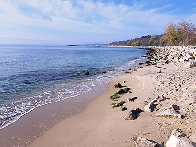 What is the main beach in Varna called?