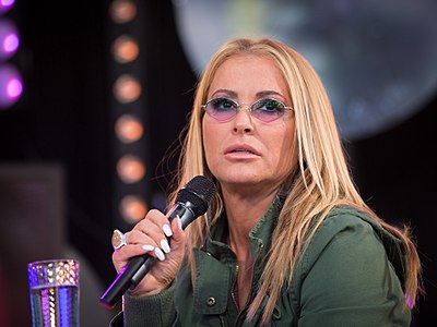 Which award did Anastacia receive at the GQ Men of the Year Awards in 2013?