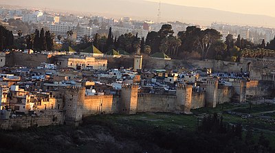 Which river flows through the old city of Fez?