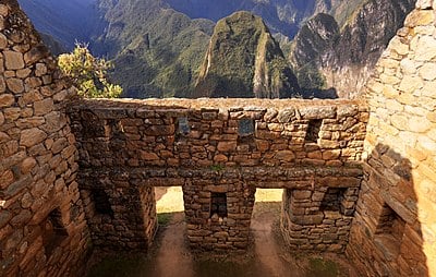 What is the primary architectural style of Machu Picchu?