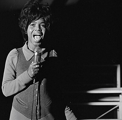 What notable backup vocals did P. P. Arnold provide for the song "Understanding"?