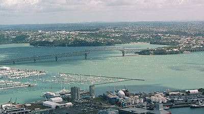 What is the name of the mountain range located to the south-east of Auckland?