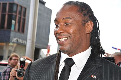 Who did Lennox Lewis defeat in a highly anticipated fight in 2002?