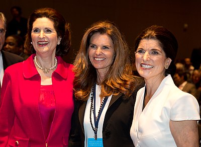 Which CBS station did Maria Shriver start her journalism career at?