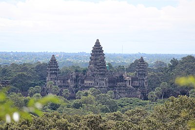 Which neighboring kingdom besieged Angkor in 1431?