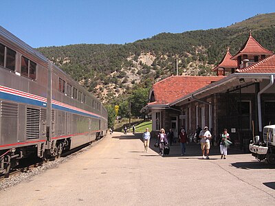 What is the main industry in Glenwood Springs?