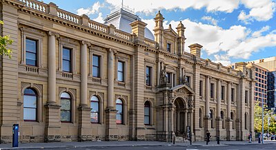 What is the name of the popular market in Hobart?