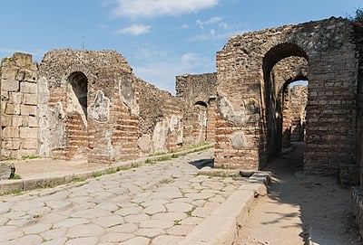Pompeii is located near which modern Italian city?