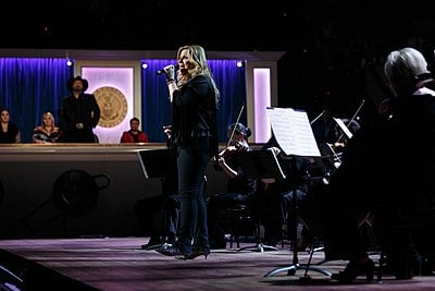 When did Trisha Yearwood become a cast member of the Grand Ole Opry?