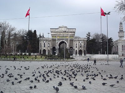 In which district is Istanbul University's main campus located?
