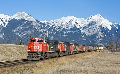 Which two coasts does the Canadian National Railway connect?