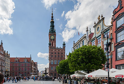 What was the population of Gdańsk in 2021, given that it was 462,249 in 2015?