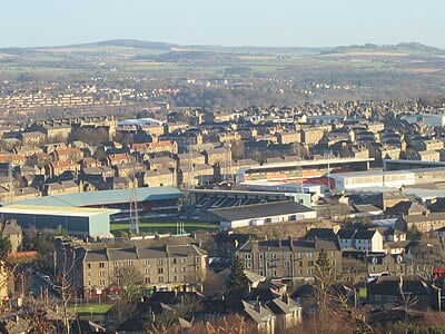 Which of the following are official languages of Dundee? [br](Select 2 answers)
