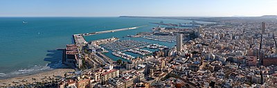 What is the name of the popular beach in Alicante?