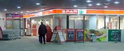 What does SPAR provide for independently owned and operated food retail stores?