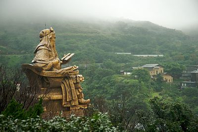 Which novel glorified Guan Yu's achievements?