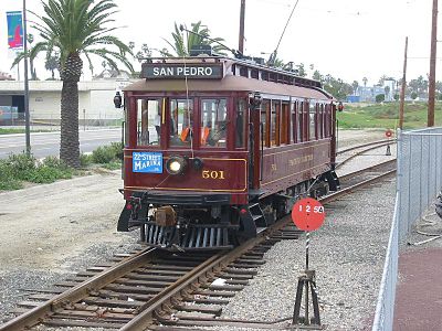 Which color were the streetcars of the Los Angeles Railway, which shared tracks with the Pacific Electric Railway Company?