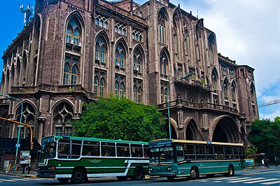 How many hospitals does the University of Buenos Aires administer?
