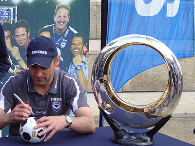 Who is the current head coach of Melbourne Victory FC?